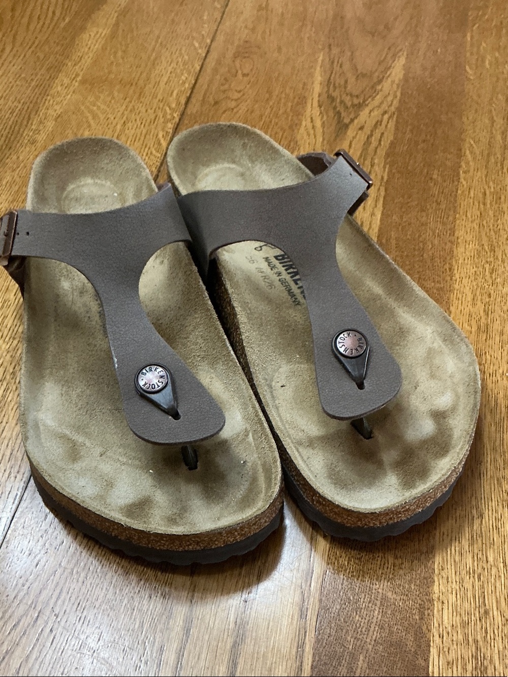 Woman’s Birkenstock Gizeh brown leather slide sandal. Size 9. Like new! Cute!